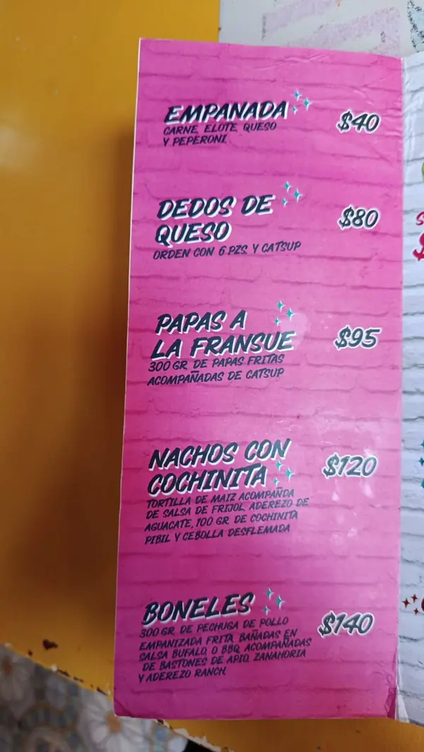 Panel rosa: empanada $40, dedos de queso $80, papas a la fransue $95, nachos con cochinita $120, boneles $140. Detalle en la carta en texto.